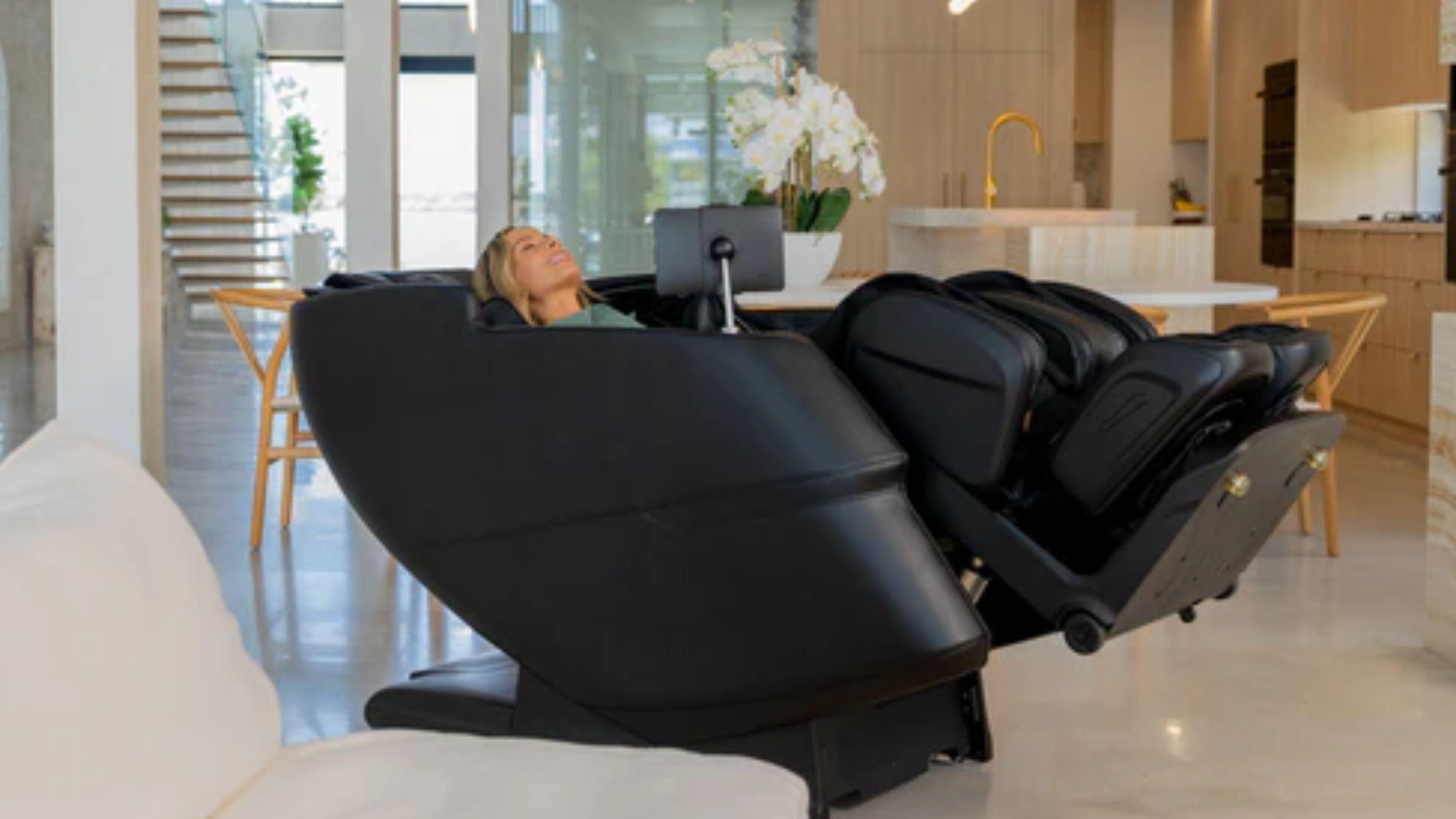 Убаюкивающий и обволакивающий режим кресла-качалки - Массажное кресло Bodo Grottesk Grey